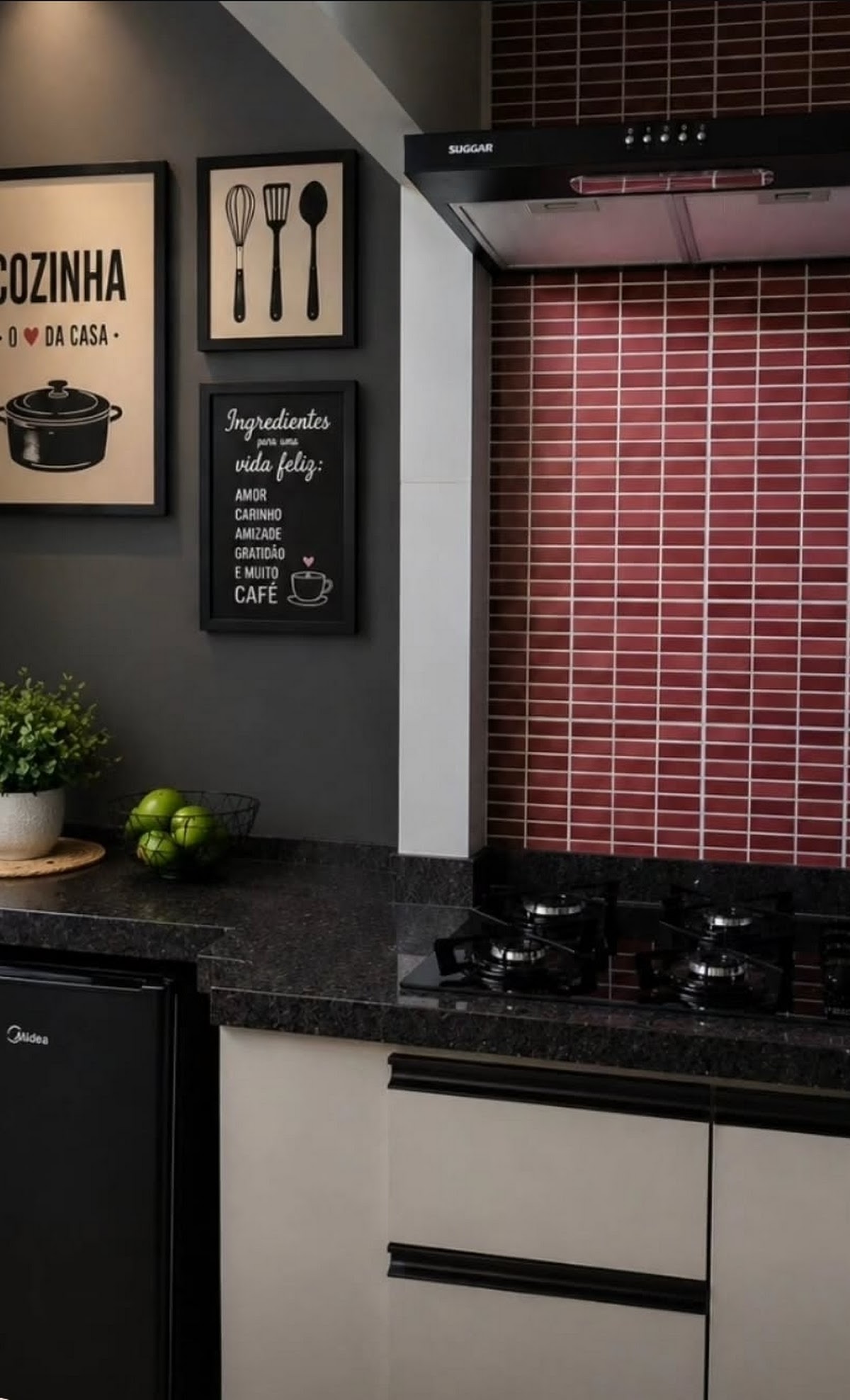 Detalhe da cozinha com quadros decorativos
