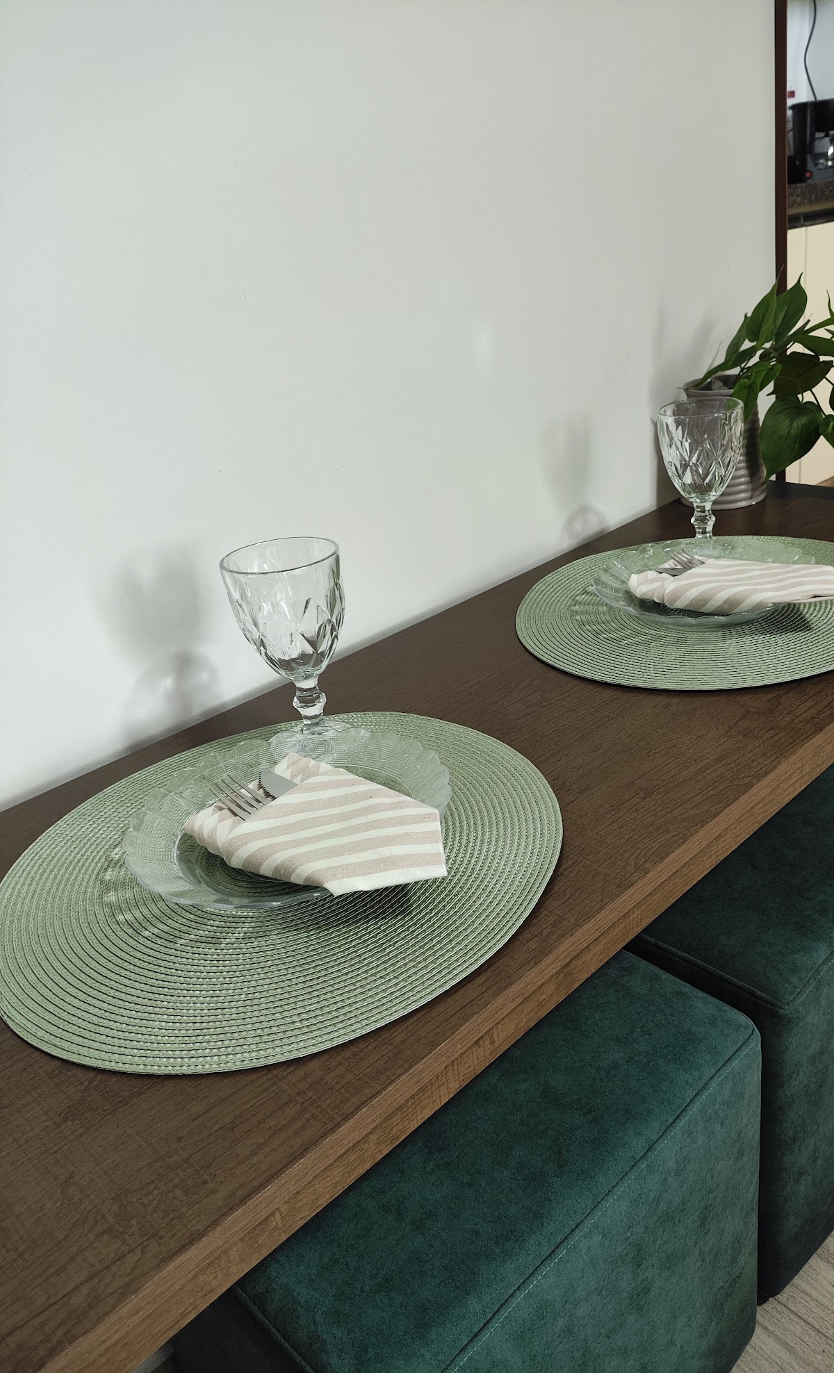 Mesa posta com louça e decoração em tons verdes