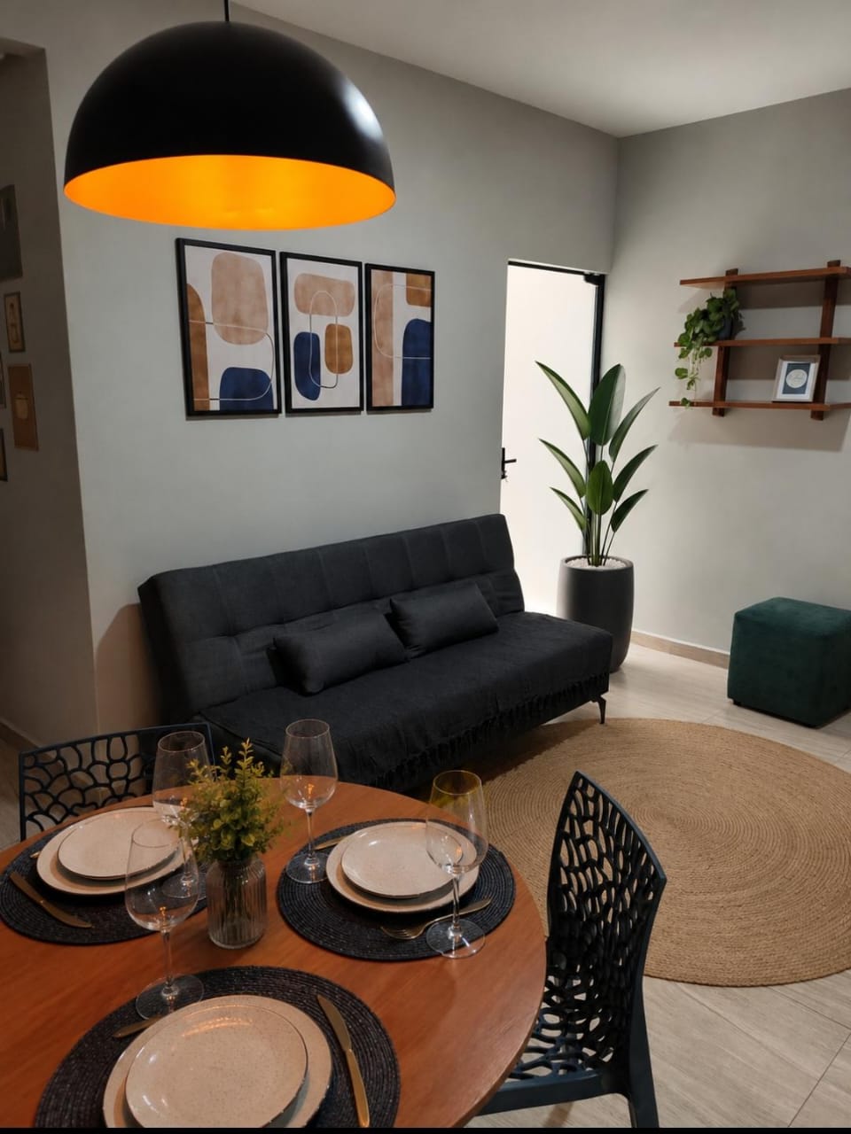Sala de estar e mesa de jantar posta no estúdio do Meu Apê em Carvalhos MG